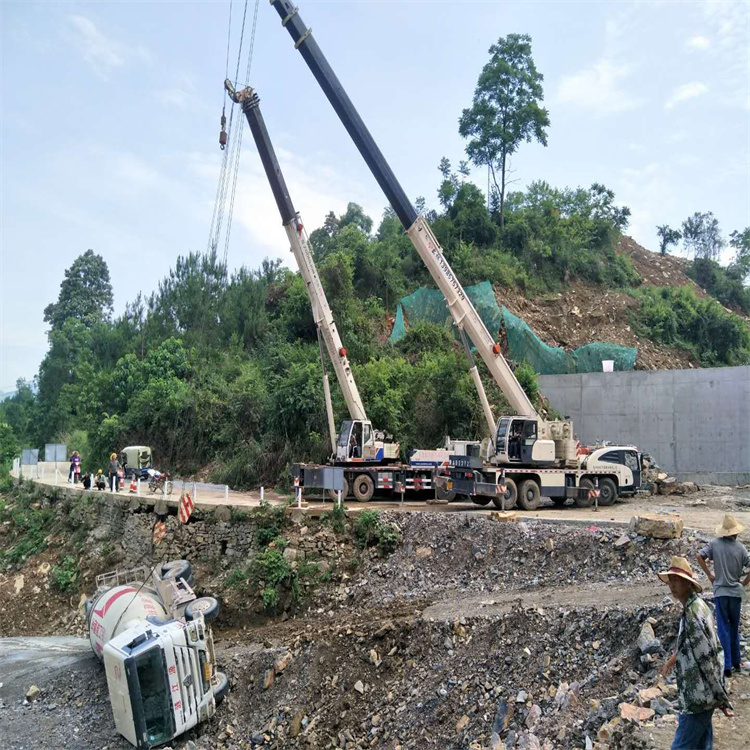 盐亭汽车掉沟里叫吊车救援要多少钱